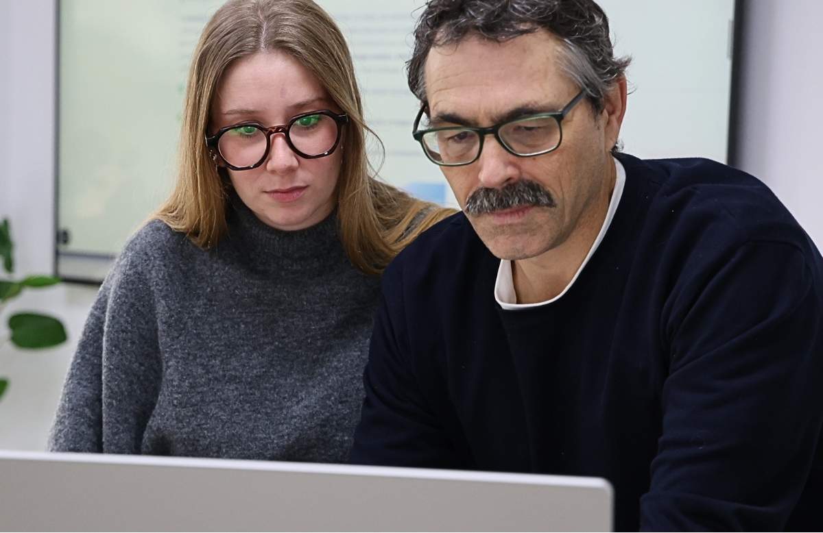 Equipo de EGOS comentando juntos el diseño de una web