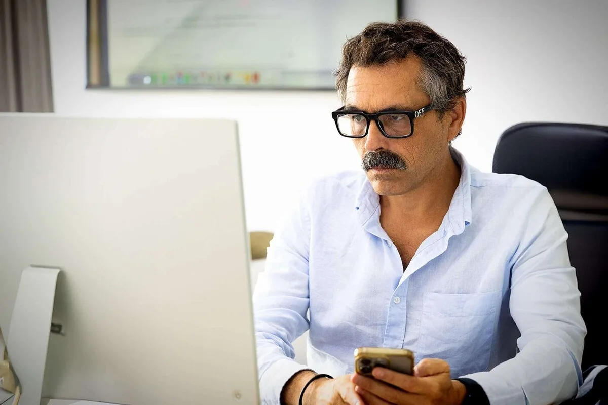 José Luis Bahamonde trabajando en la oficina de Agencia EGOS