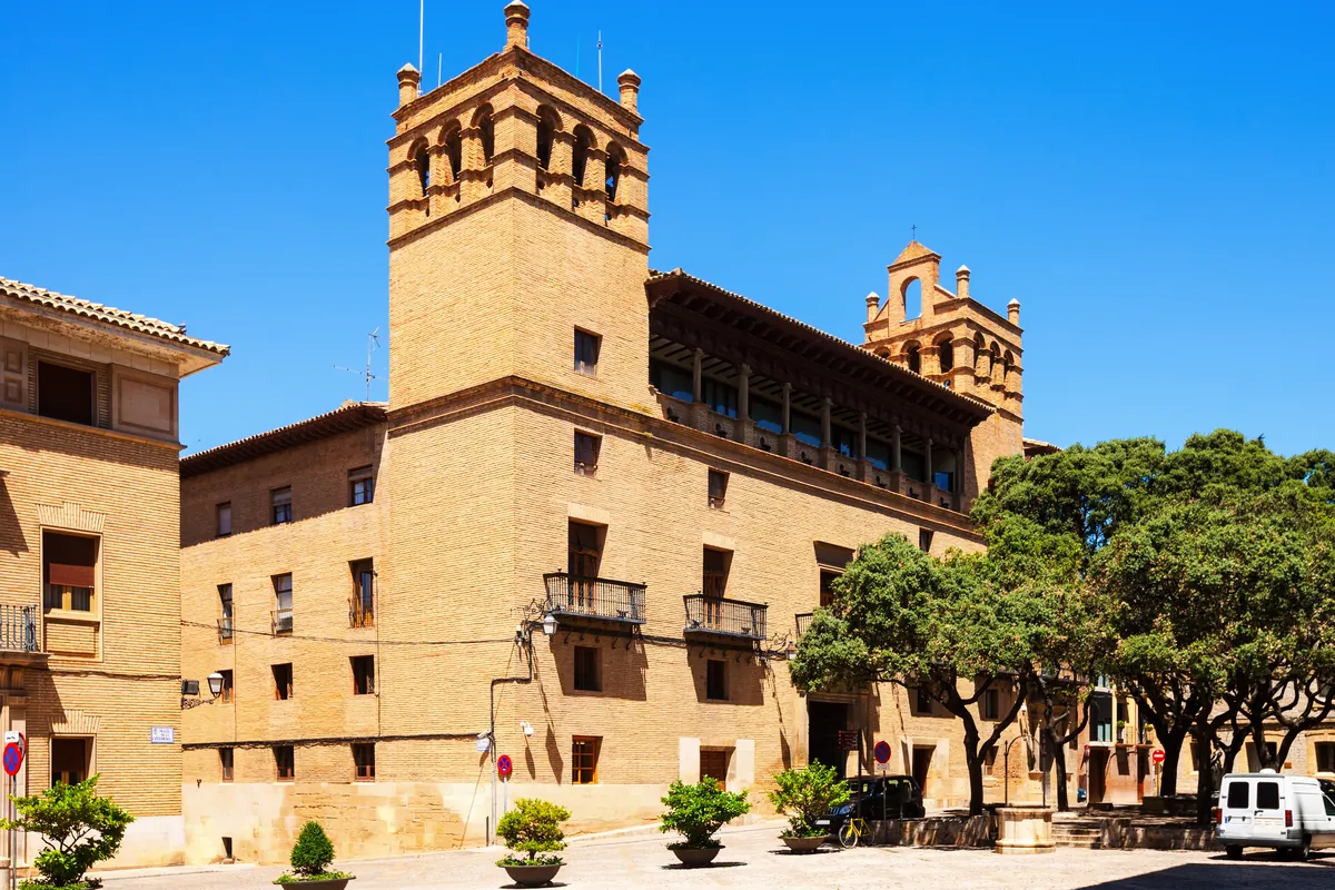 Casa consistorial de piedra frente a la plaza de una ciudad del norte de España