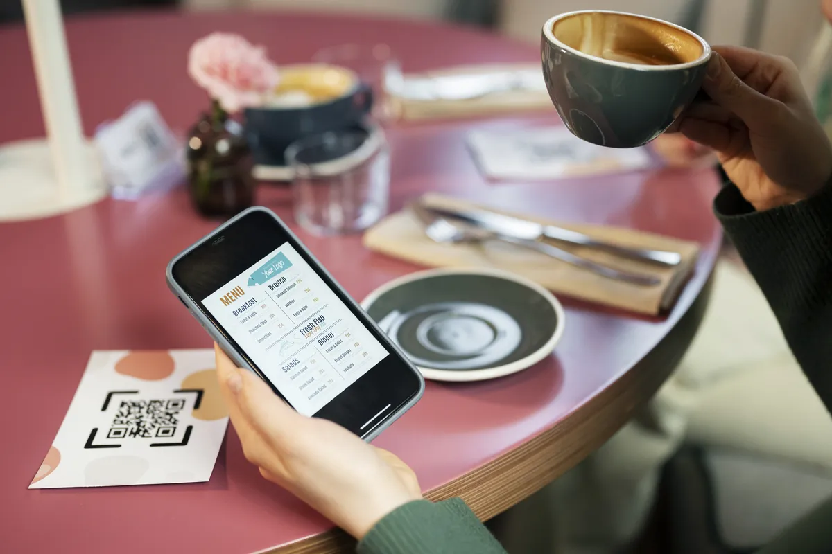 Cliente consultando la carta de un restaurante en el móvil